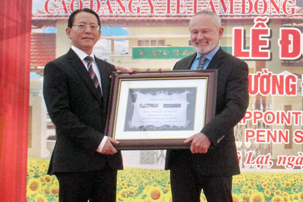 Hiệu trưởng Trường Cao đẳng Y tế Lâm Đồng được bổ nhiệm Giáo sư Y khoa